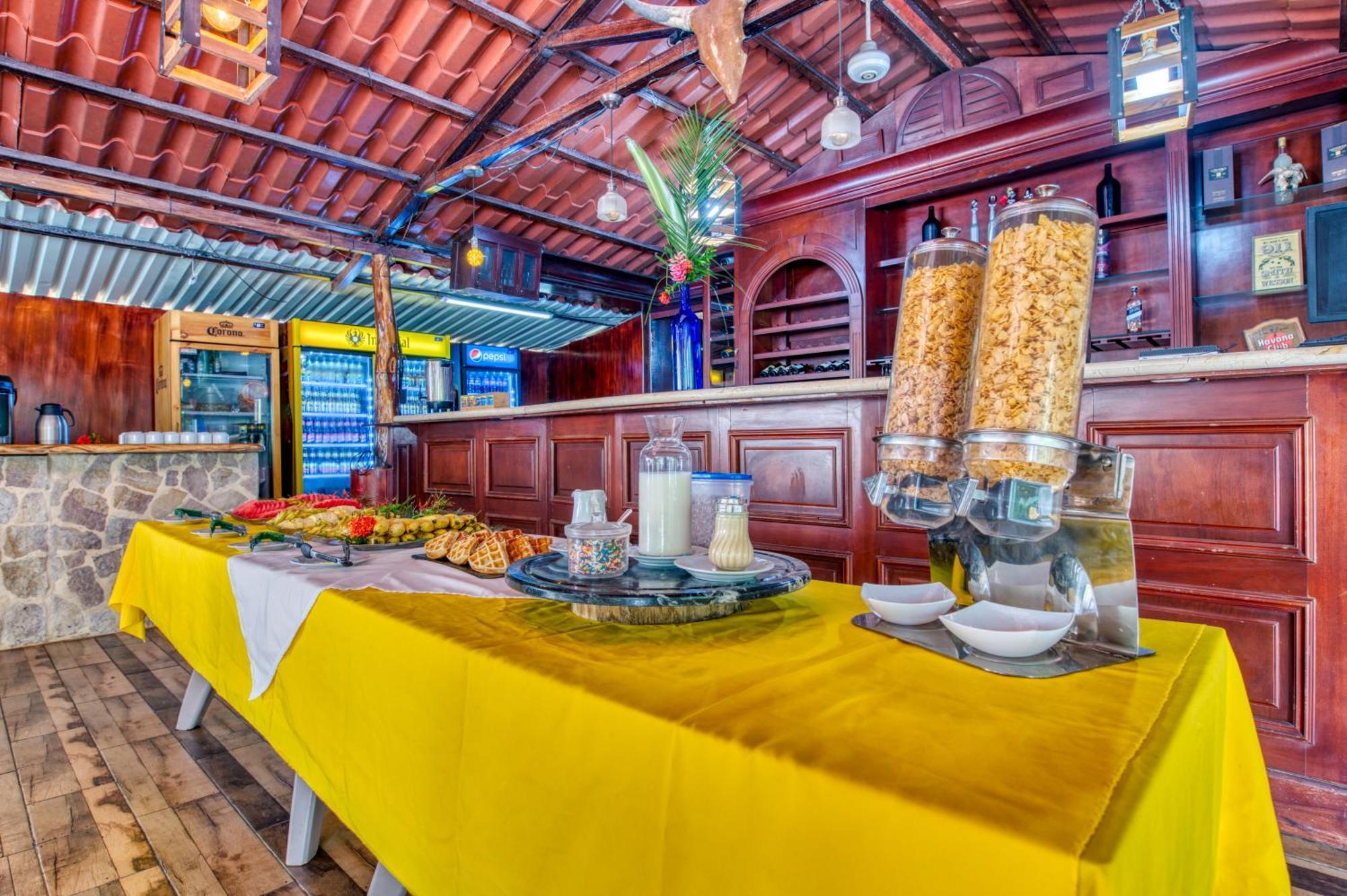 Atlantida Lodge Cahuita Eksteriør billede