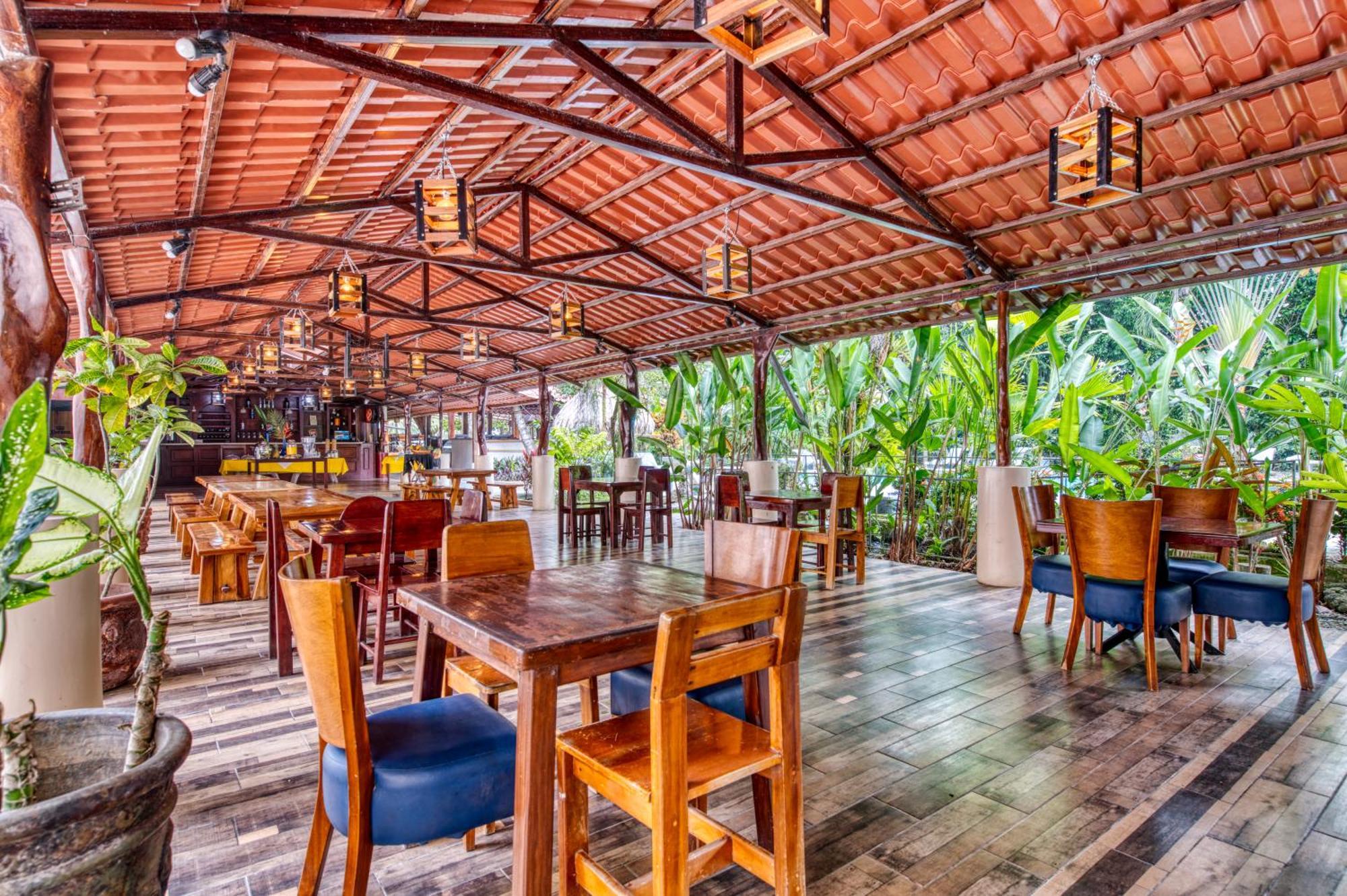 Atlantida Lodge Cahuita Eksteriør billede