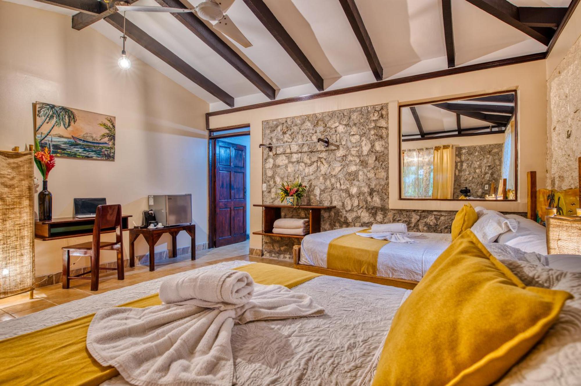 Atlantida Lodge Cahuita Eksteriør billede