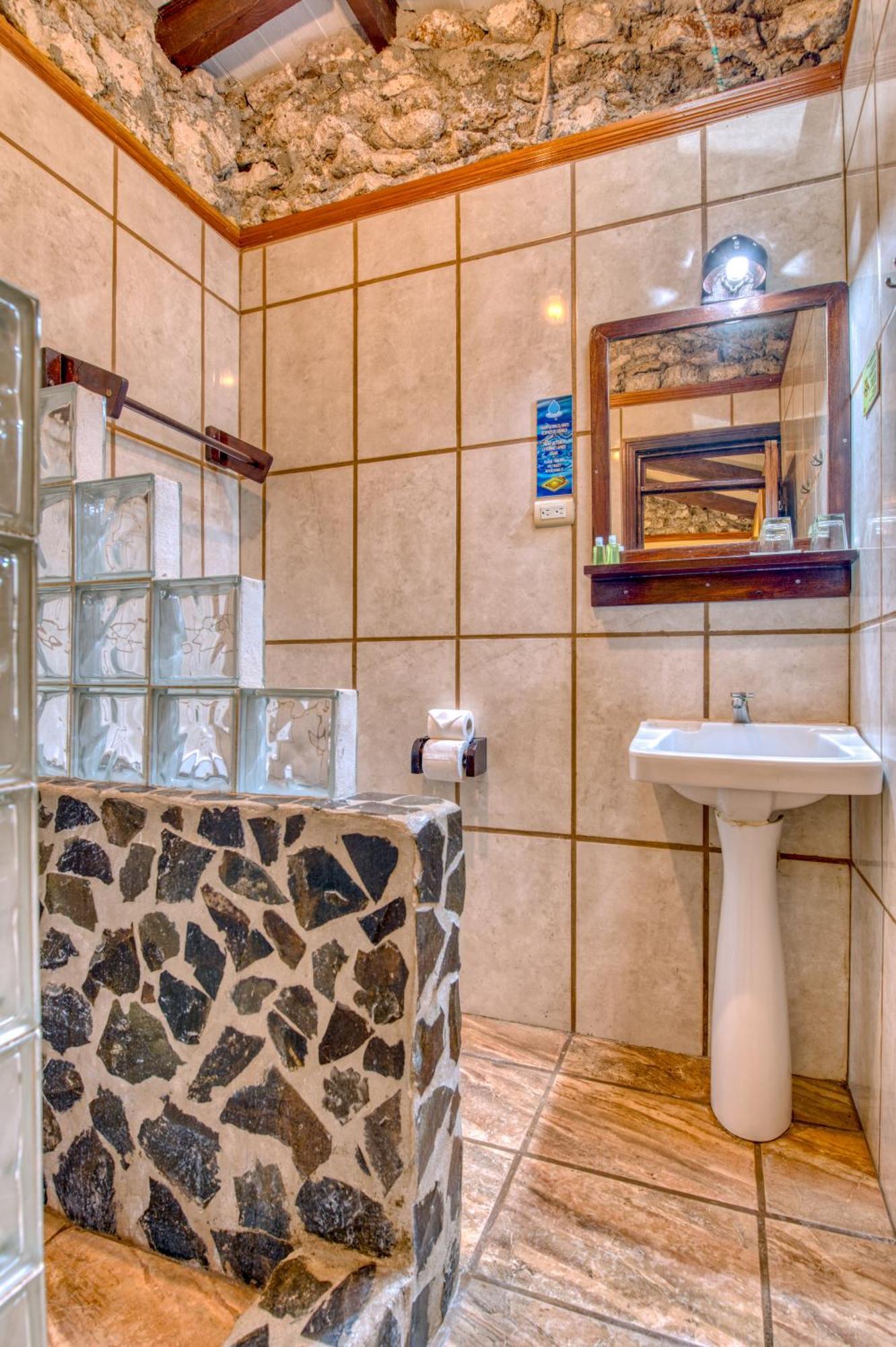 Atlantida Lodge Cahuita Eksteriør billede