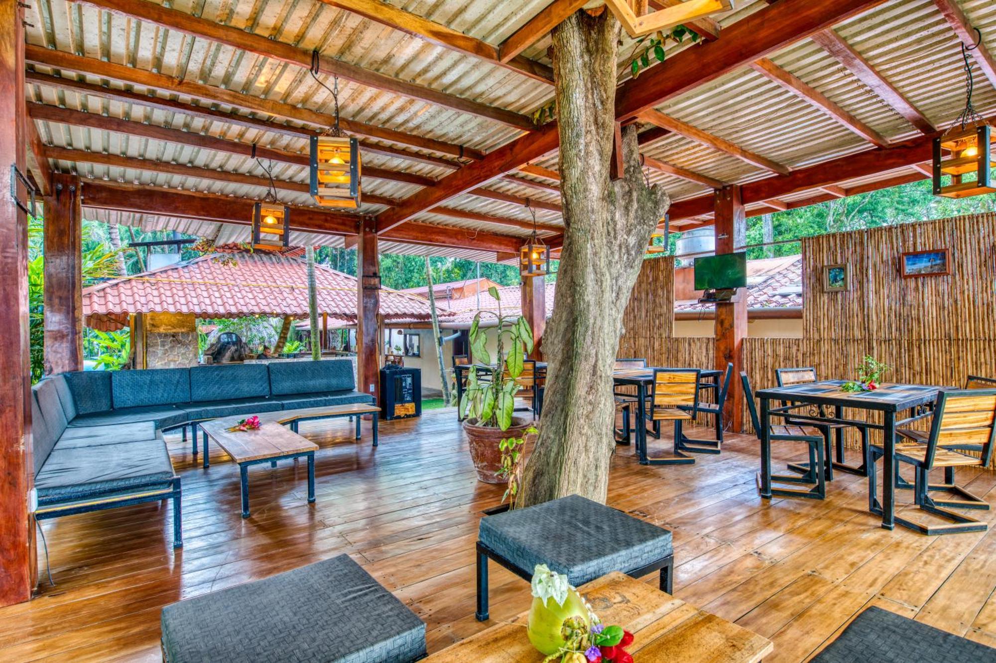 Atlantida Lodge Cahuita Eksteriør billede
