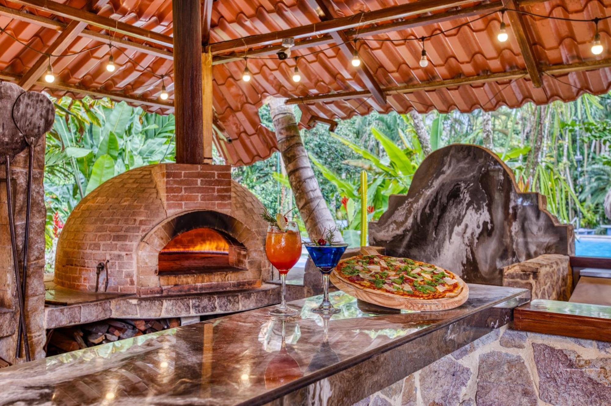 Atlantida Lodge Cahuita Eksteriør billede