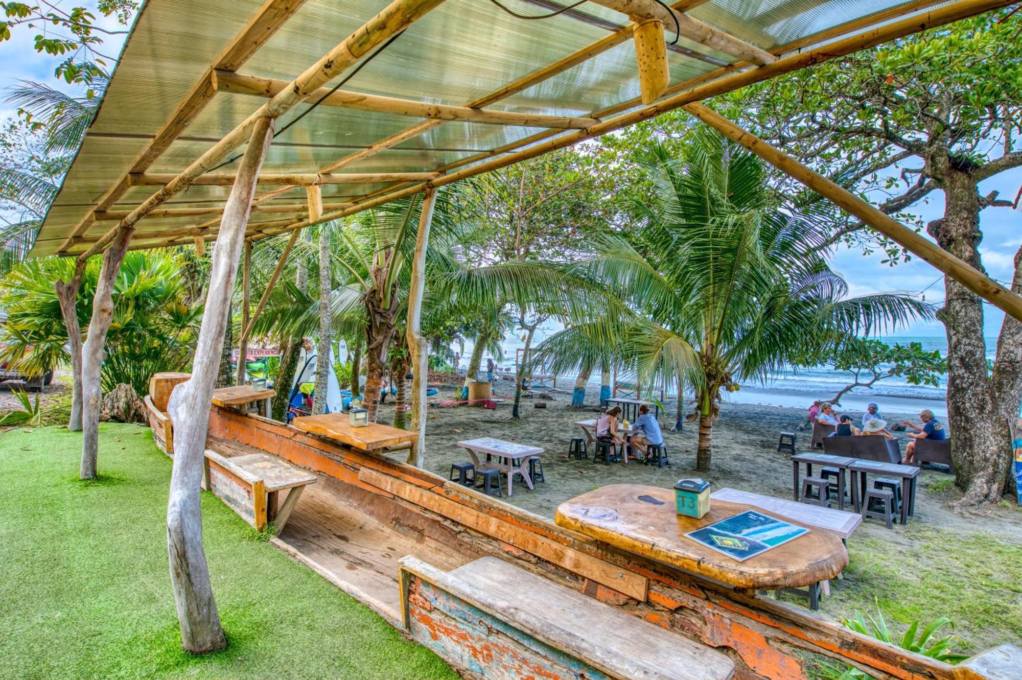 Atlantida Lodge Cahuita Eksteriør billede