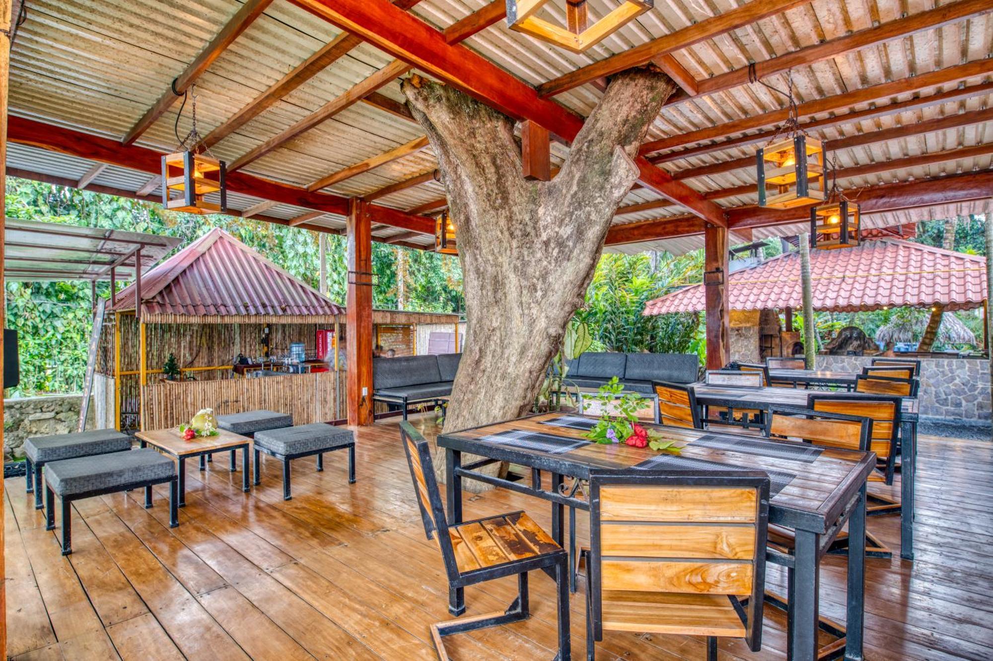 Atlantida Lodge Cahuita Eksteriør billede