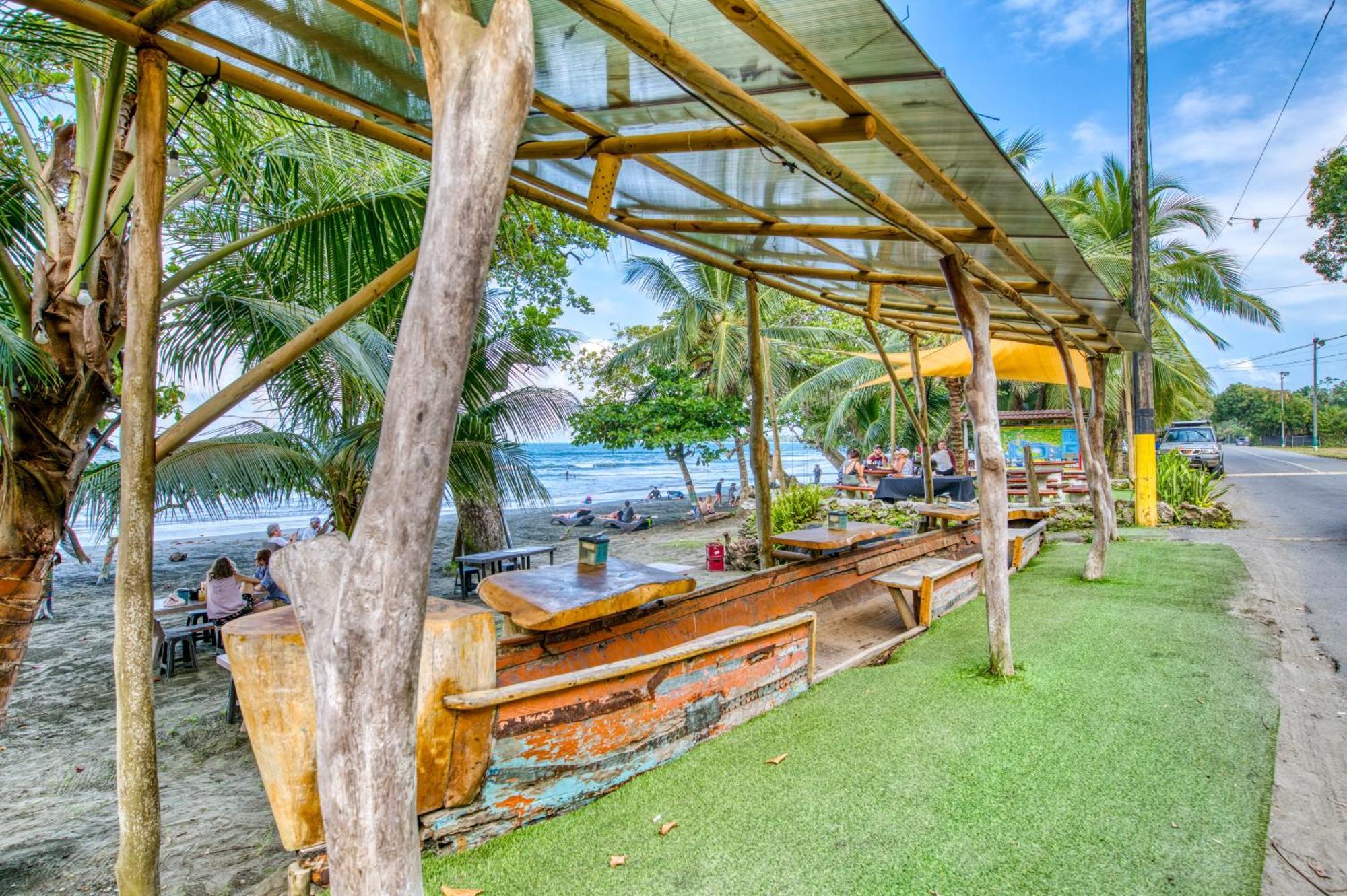Atlantida Lodge Cahuita Eksteriør billede