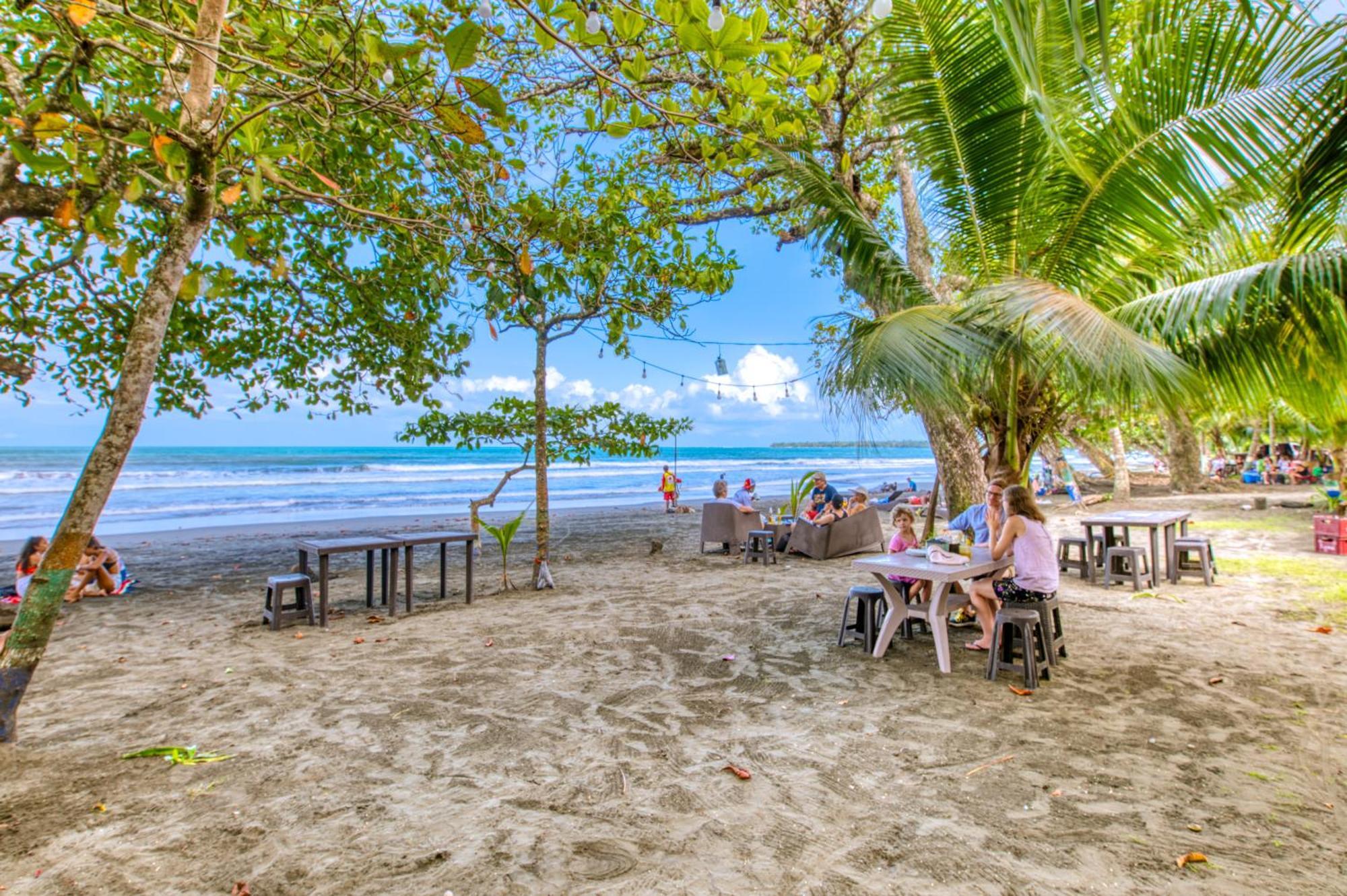 Atlantida Lodge Cahuita Eksteriør billede